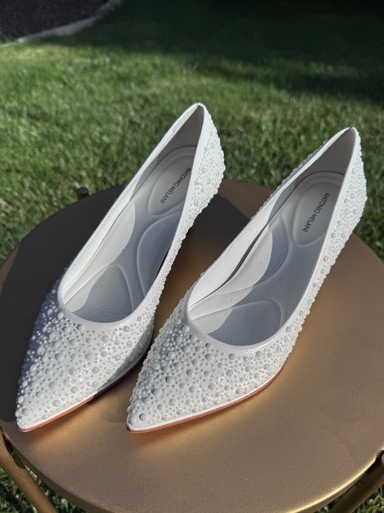 ANTONIO MELANI Shoes - Size 8 Antonio Melani Pearl Embellished Kitten Heel Pumps